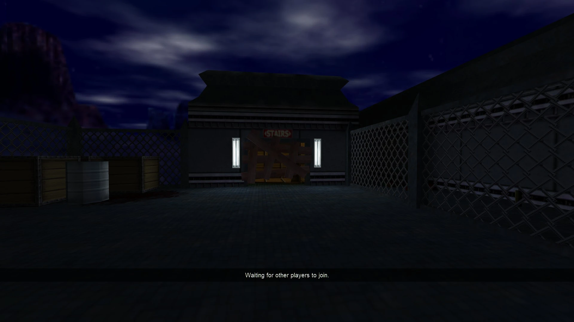 Nocna scena na zewnątrz ogrodzonego terenu z skrzyniami i zabarykadowanym wejściem oznaczonym jako schody w modzie Half-Life