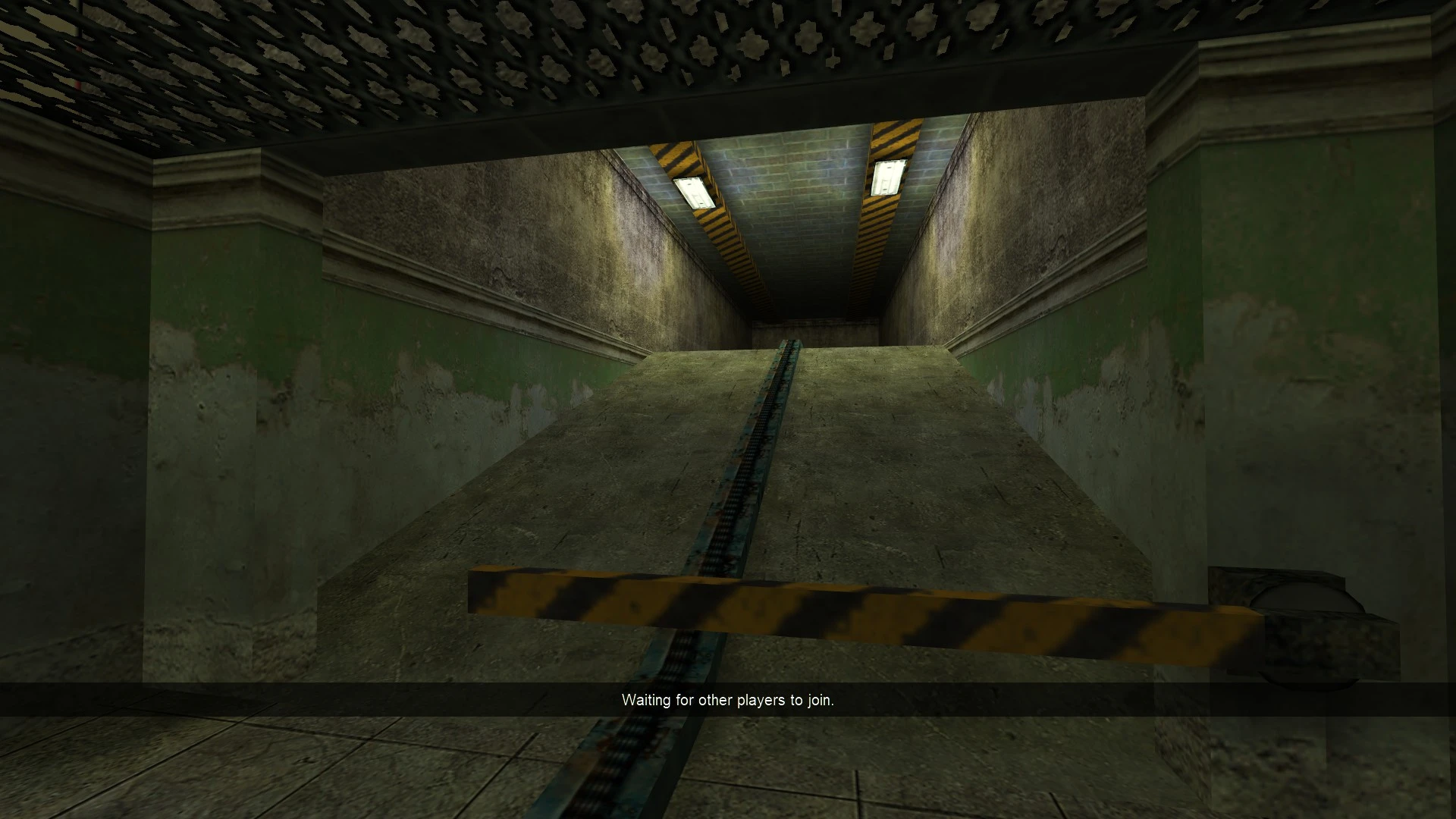 Widok betonowego przemysłowego korytarza z rampą i barierą bezpieczeństwa w modzie Zombie Panic! do Half-Life