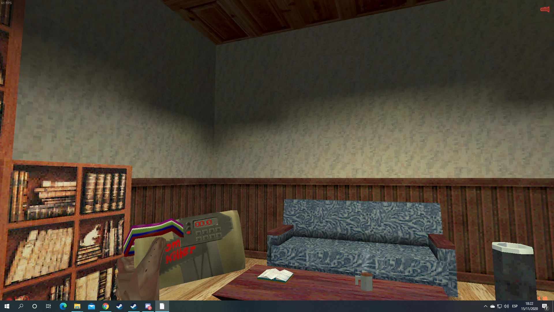 Screenshot im Spiel zeigt einen Raum mit blauem Sofa, Bücherregalen und Bombe mit Timer in der Hand