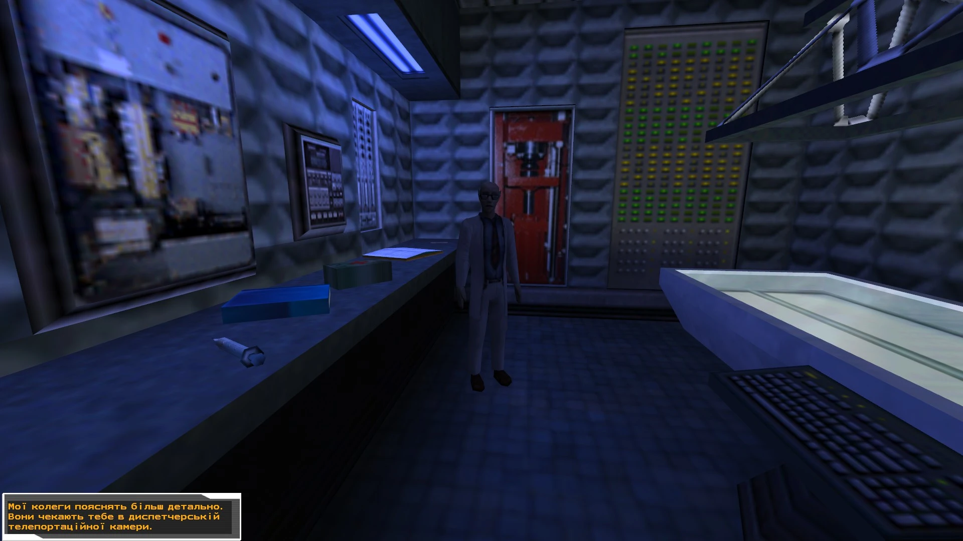 Ciemne laboratorium z naukowcem NPC, panelami kontrolnymi i klawiaturą komputerową w modzie Half-Life Invasion