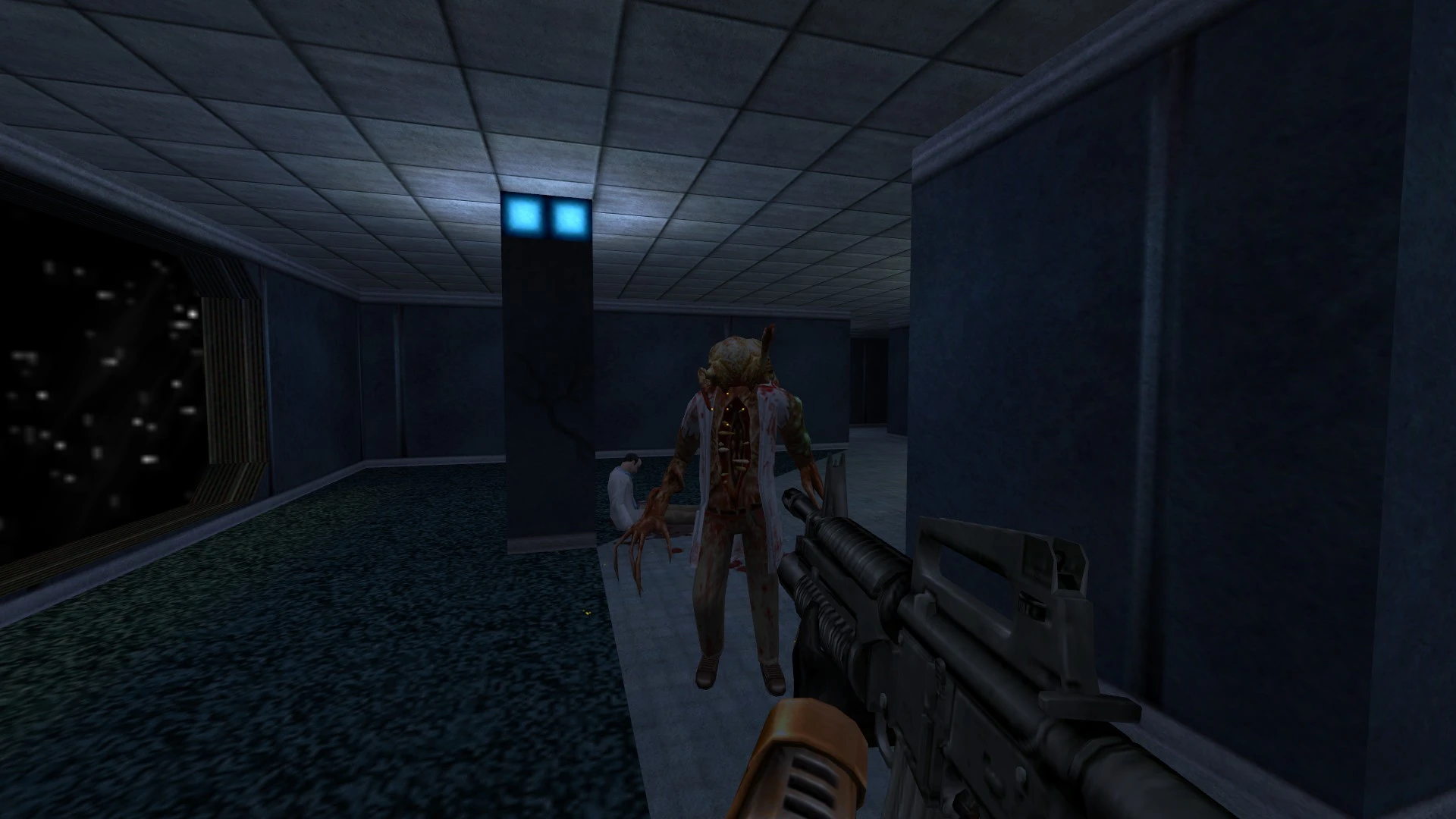 Геймплей Half-Life: гравець націлює гвинтівку на інопланетну істоту в науковому коридорі, поряд сидить науковець
