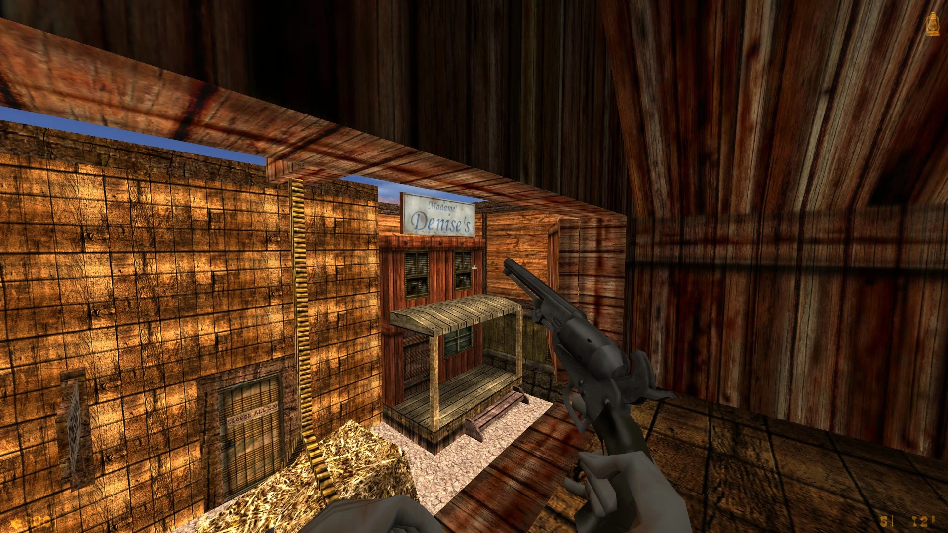 Vista en primera persona de un interior y exterior de madera con un revólver apuntando en Half-Life usando WT Detail Textures