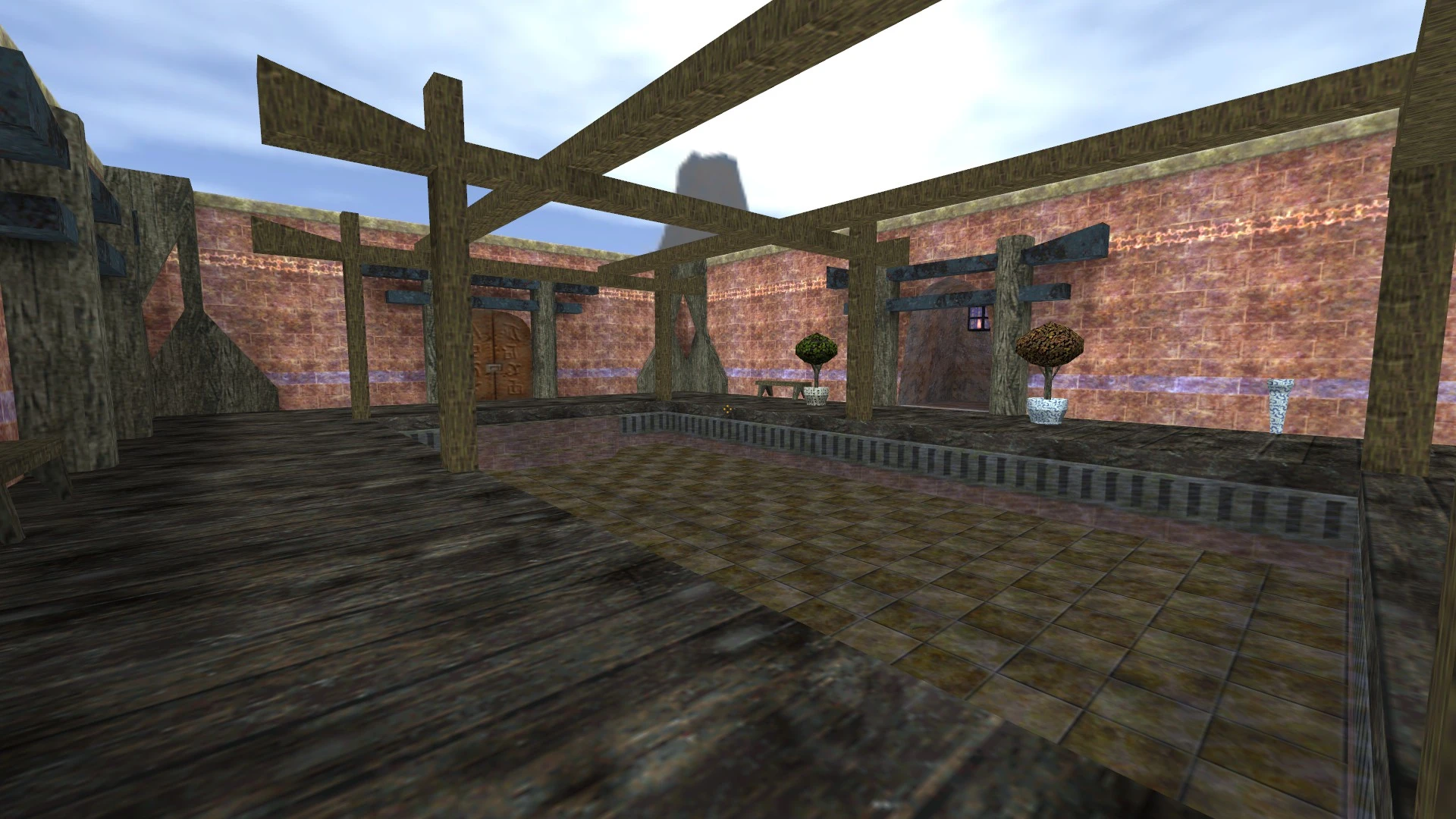 Vista de un espacio al aire libre del mod de Half-Life con piscina vacía, vigas de madera y plantas en macetas