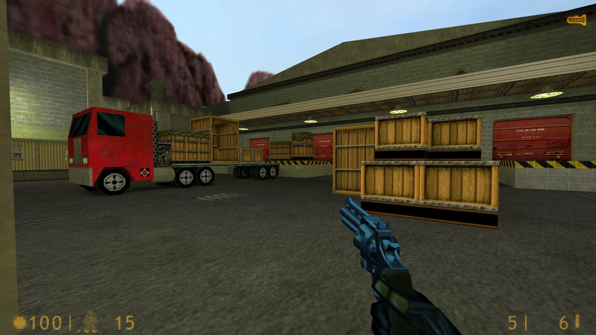 Vista en primera persona de un muelle de carga con cajas y un camión rojo en el mod Absolute Redemption de Half-Life