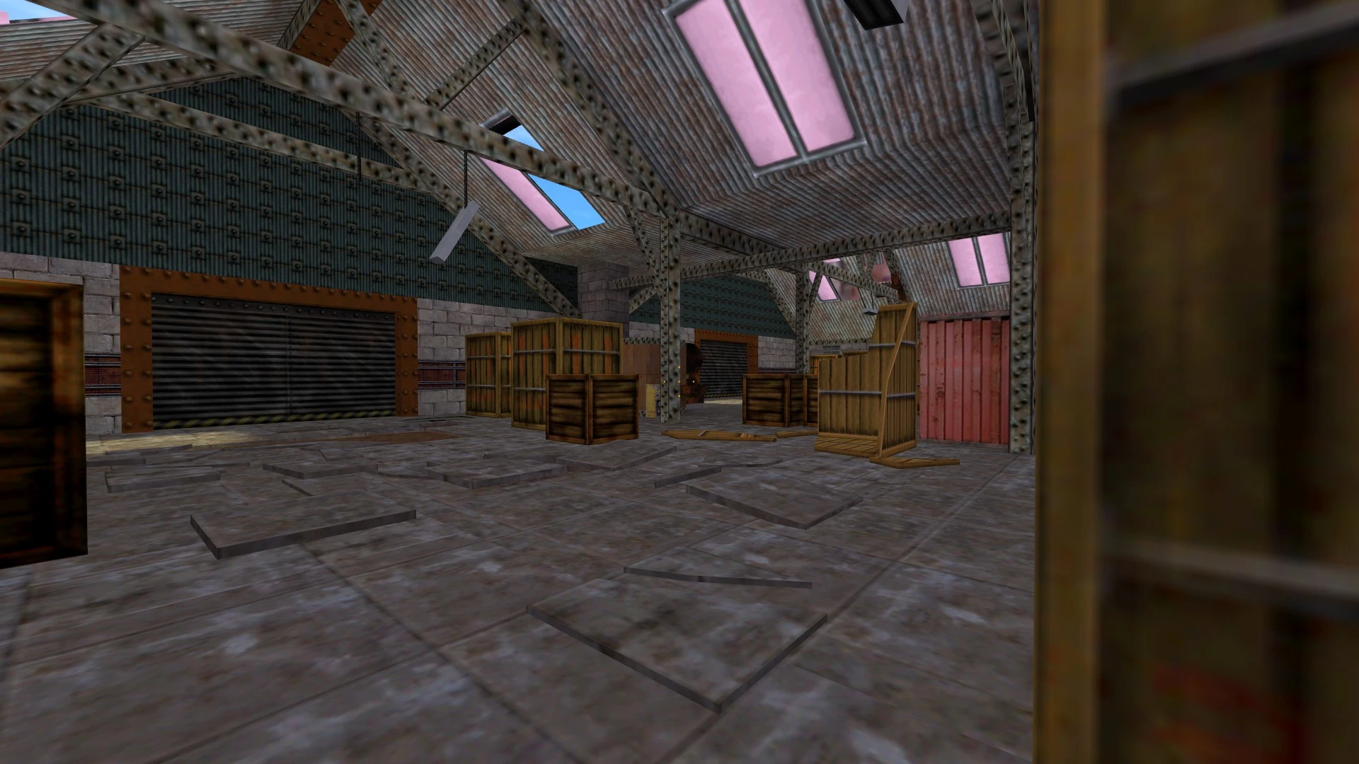 Interior de un almacén industrial con cajas de madera y vigas metálicas bajo tragaluces en un mod de Half-Life