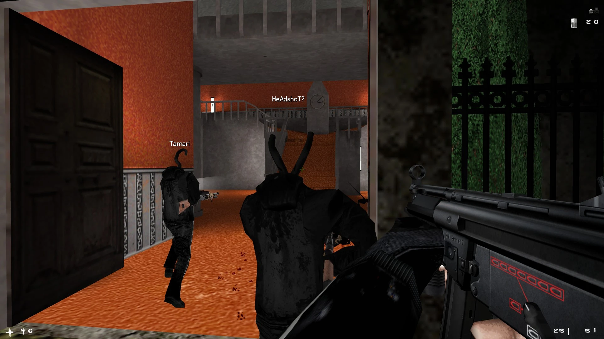 Screenshot aus dem Spiel zeigt bewaffnete Charaktere in dunkler taktischer Ausrüstung in einer orangen Innenumgebung mit schwarzer Waffe im Vordergrund