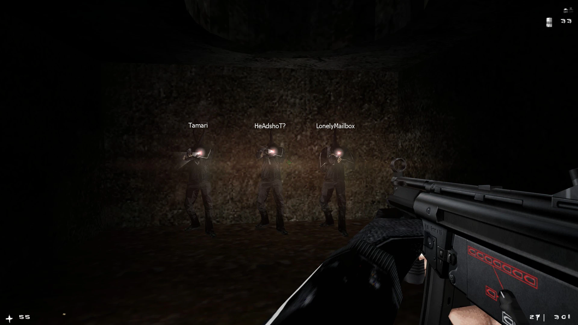 Drei bewaffnete Spieler mit Taschenlampen zielen im dunklen Höhlenbereich im Afraid of Monsters Mod