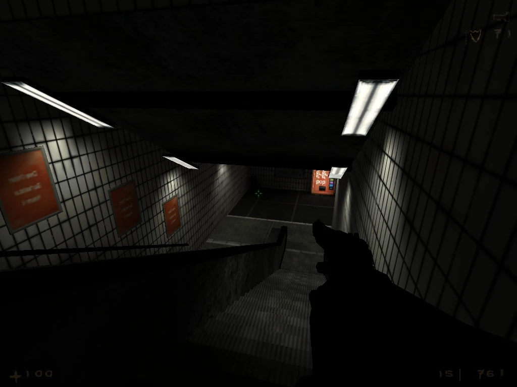 Erste-Person-Ansicht, die eine schwach beleuchtete geflieste Treppe mit sichtbarer Waffe im Half-Life Afraid of Monsters Mod hinabsteigt