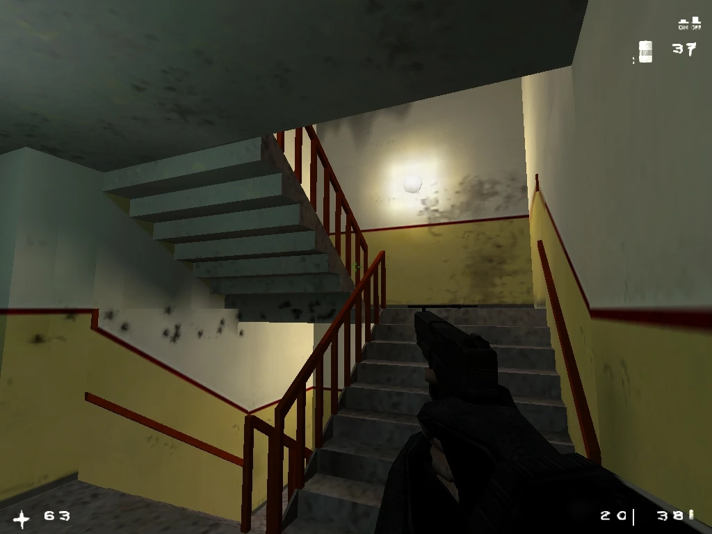 Ego-Perspektive eines Spielers mit Pistole vor einem schmutzigen Treppenhaus in einem Gebäude im Half-Life-Mod Afraid of Monsters