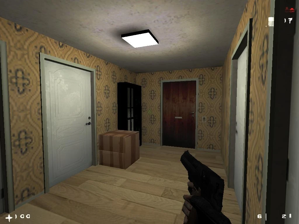 Erste-Person-Perspektive eines schwach beleuchteten Flurs mit geschlossenen Türen, Kartons und einer Pistole in der Hand aus dem Half-Life Afraid of Monsters Mod