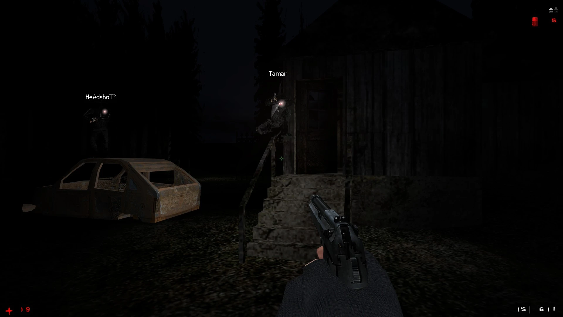 Nachtszene im Half-Life-Mod Afraid of Monsters mit zwei Spielern neben einem rostigen Auto und einem Holzgebäude