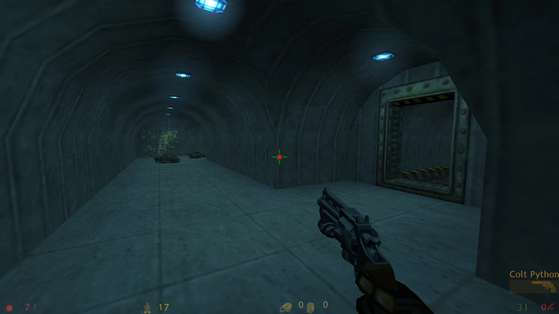 Spielansicht eines schwach beleuchteten Betontunnels mit blauen Lichtern, Spieler hält Colt Python Revolver im Half-Life-Mod Azure Sheep Enlightened