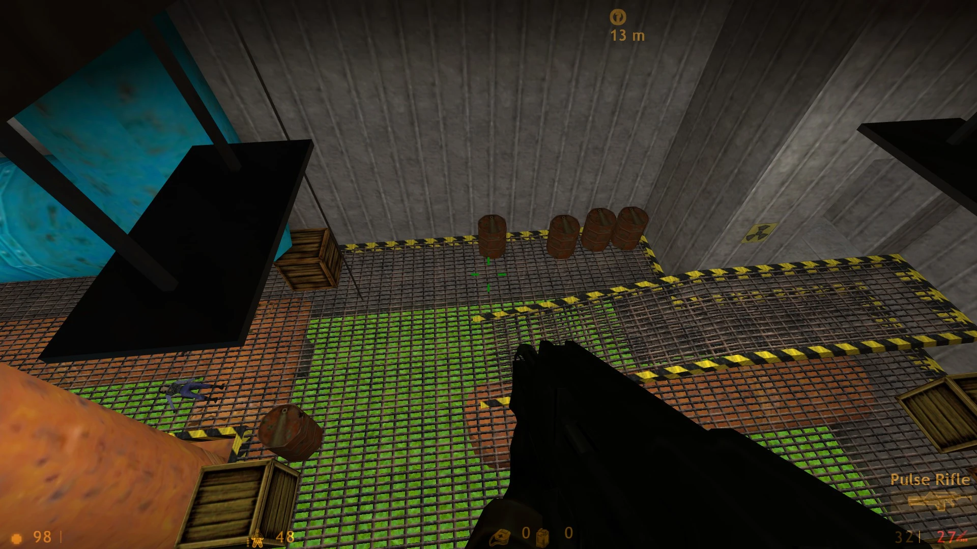 Erste-Person-Sicht im Half-Life Mod Azure Sheep: Enlightened zeigt Fässer und Kisten in einem gefährlichen Industrie-Raum