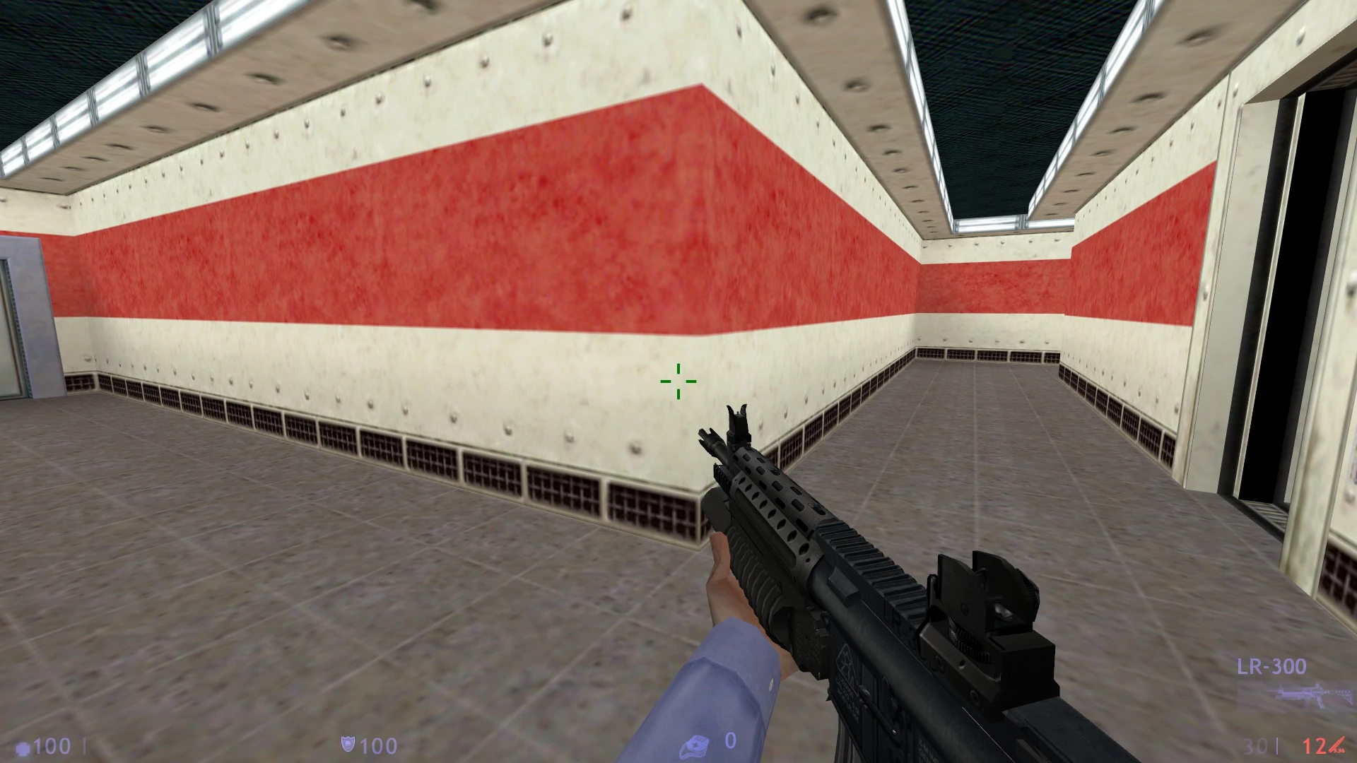 Spieler hält LR-300-Gewehr in einem Gang mit rot-weißen Wänden im Half-Life-Mod Azure Sheep Enlightened