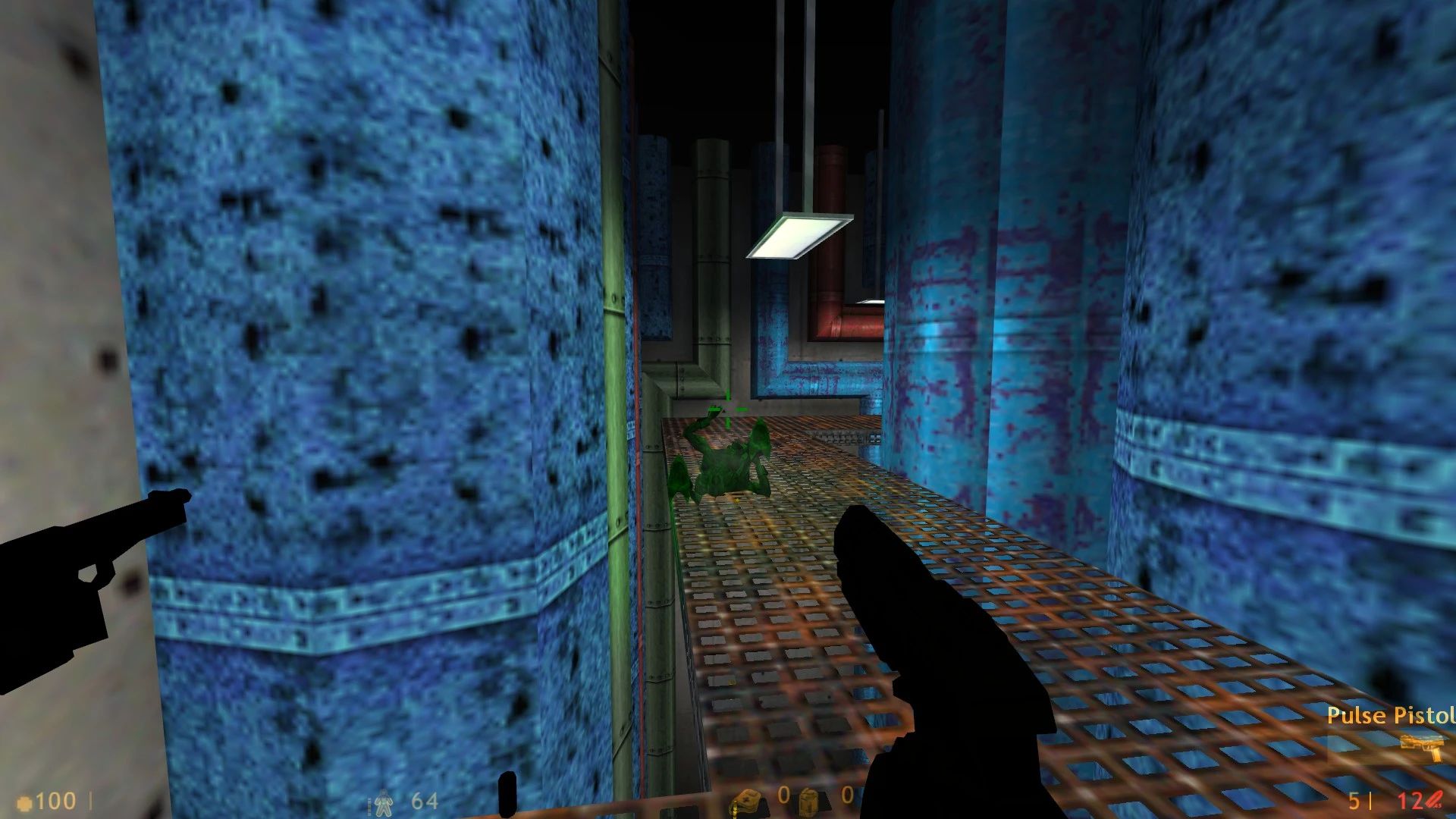 Spieler mit Impuls-Pistole in blauem Industrie-Rohrbereich, grüße Kreatur liegt auf Metallgang im Half-Life-Mod