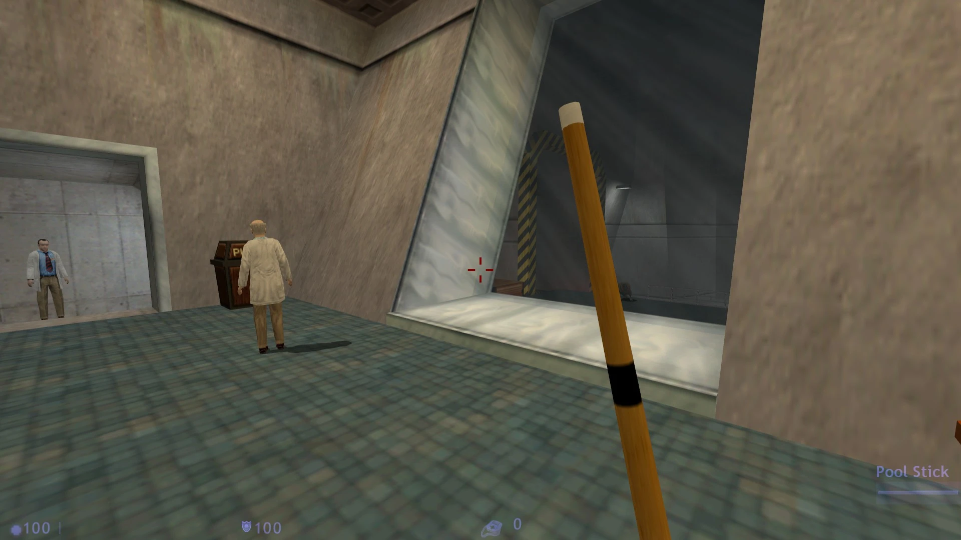 Spiel-Screenshot mit Erste-Person-Queue und NPCs neben großem Fenster in Half-Life-Mod