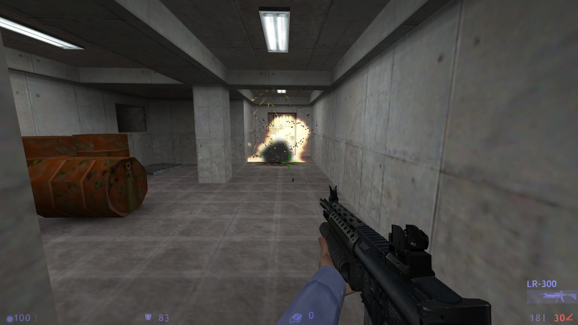 Spieler schießt mit LR-300-Gewehr in einem Betonkorridor und verursacht eine Explosion im Half-Life-Mod Azure Sheep Enlightened