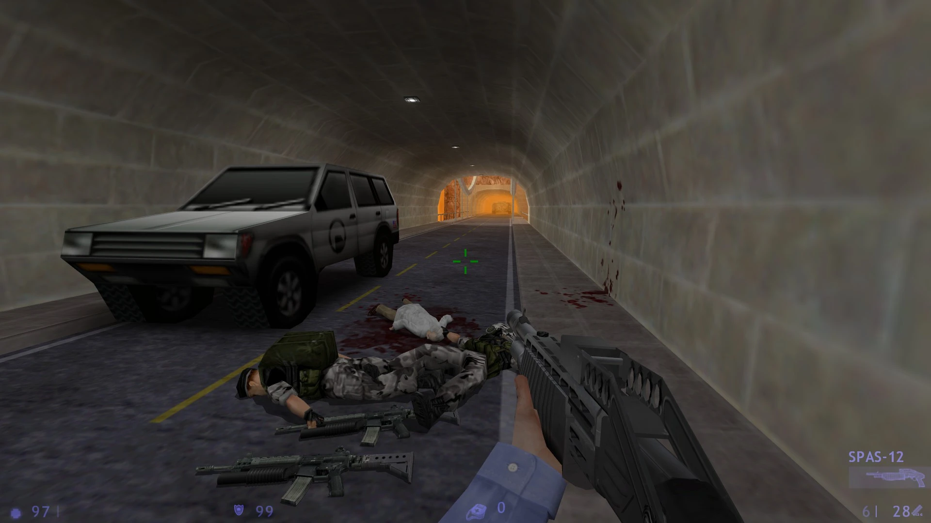 Spieler hält SPAS-12 Schrotflinte im Tunnel, neben zwei toten Soldaten und Fahrzeug, Blutflecken sichtbar