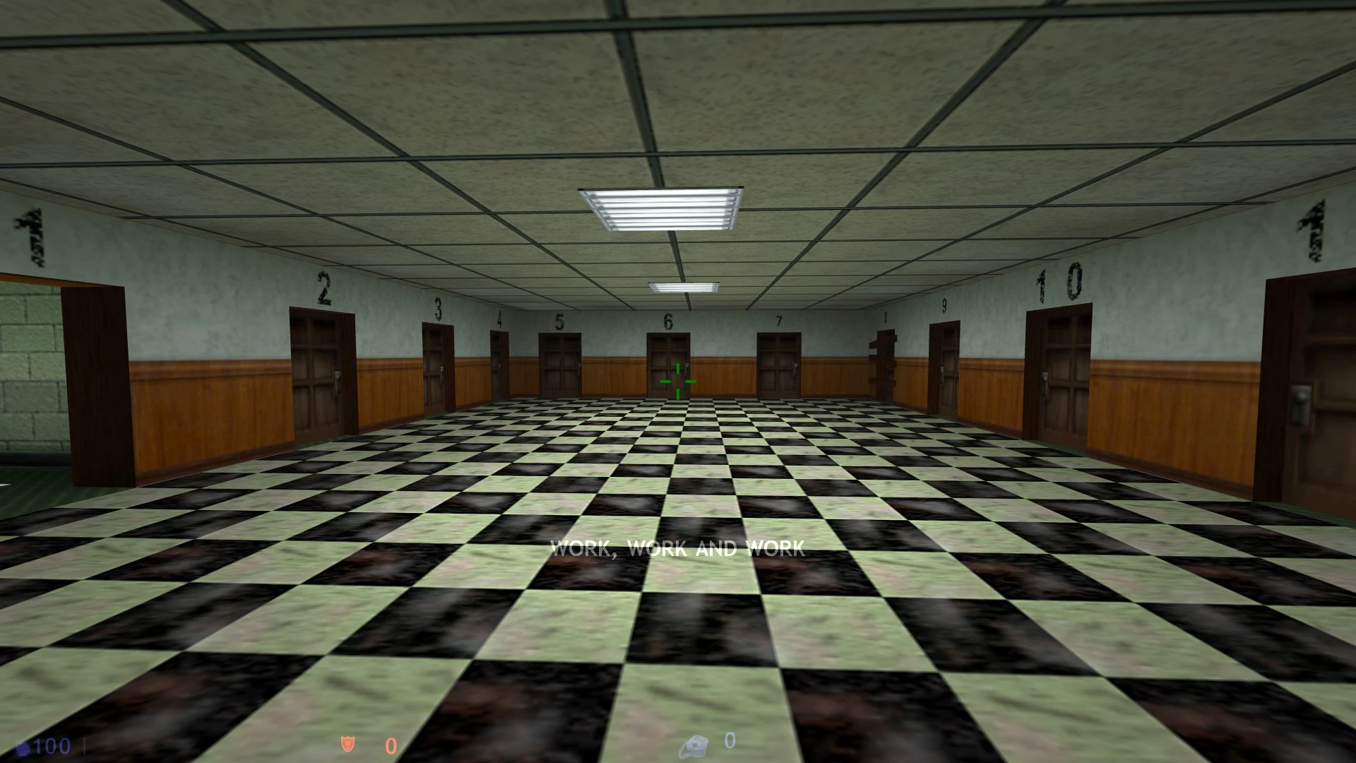 Raum mit Schachbrettboden und zehn nummerierten Holztüren sowie Text Work, Work and Work im Half-Life-Mod