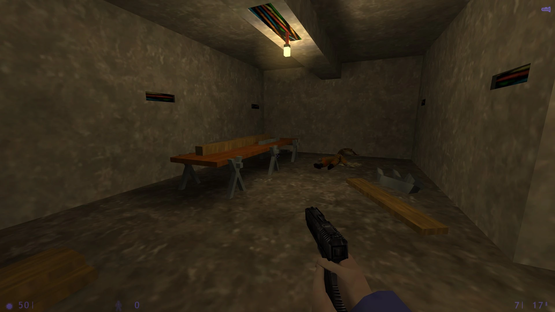 Słabo oświetlony pokój w Half-Life z drewnianymi ławkami, martwym ciałem na podłodze oraz ręką trzymającą pistolet