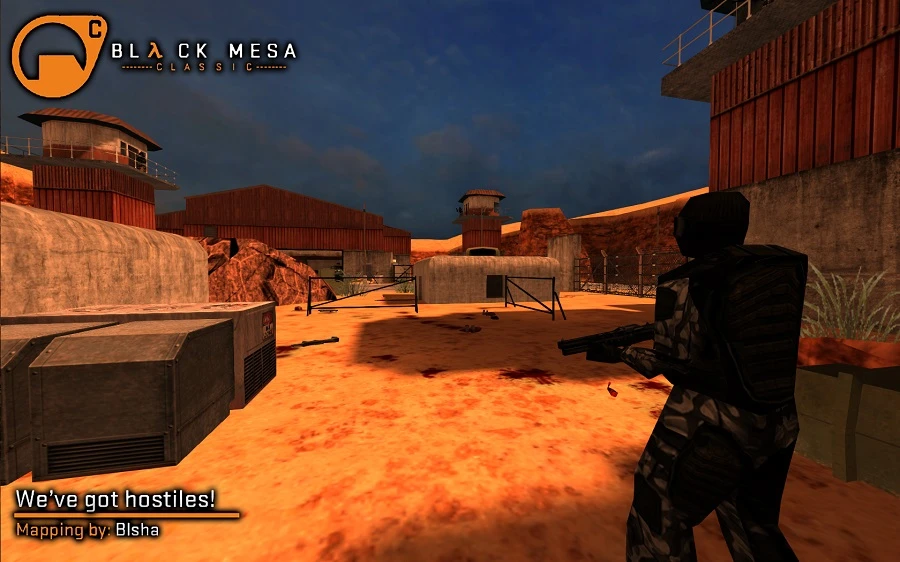 Captura del mod Black Mesa Classic de Half-Life 1998 donde un soldado con arma está en una zona militar desértica al atardecer