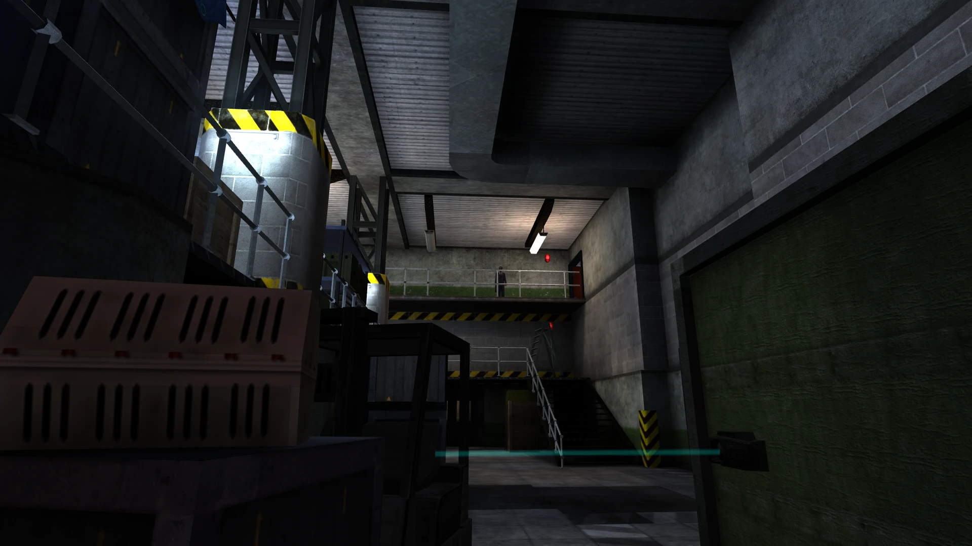 Interior de una instalación industrial con escaleras metálicas, barandas, cajas y un personaje en un piso superior en el mod Black Mesa Classic