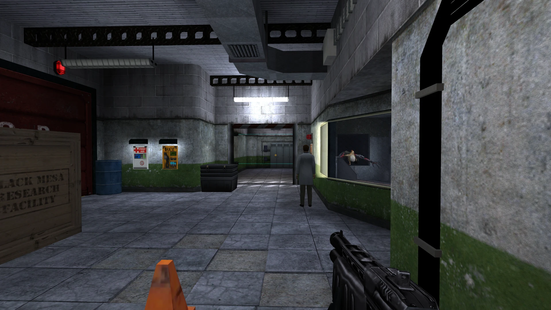 Vista de un pasillo de concreto en una instalación de investigación del mod Black Mesa en Half-Life con un científico y una escopeta en primera persona