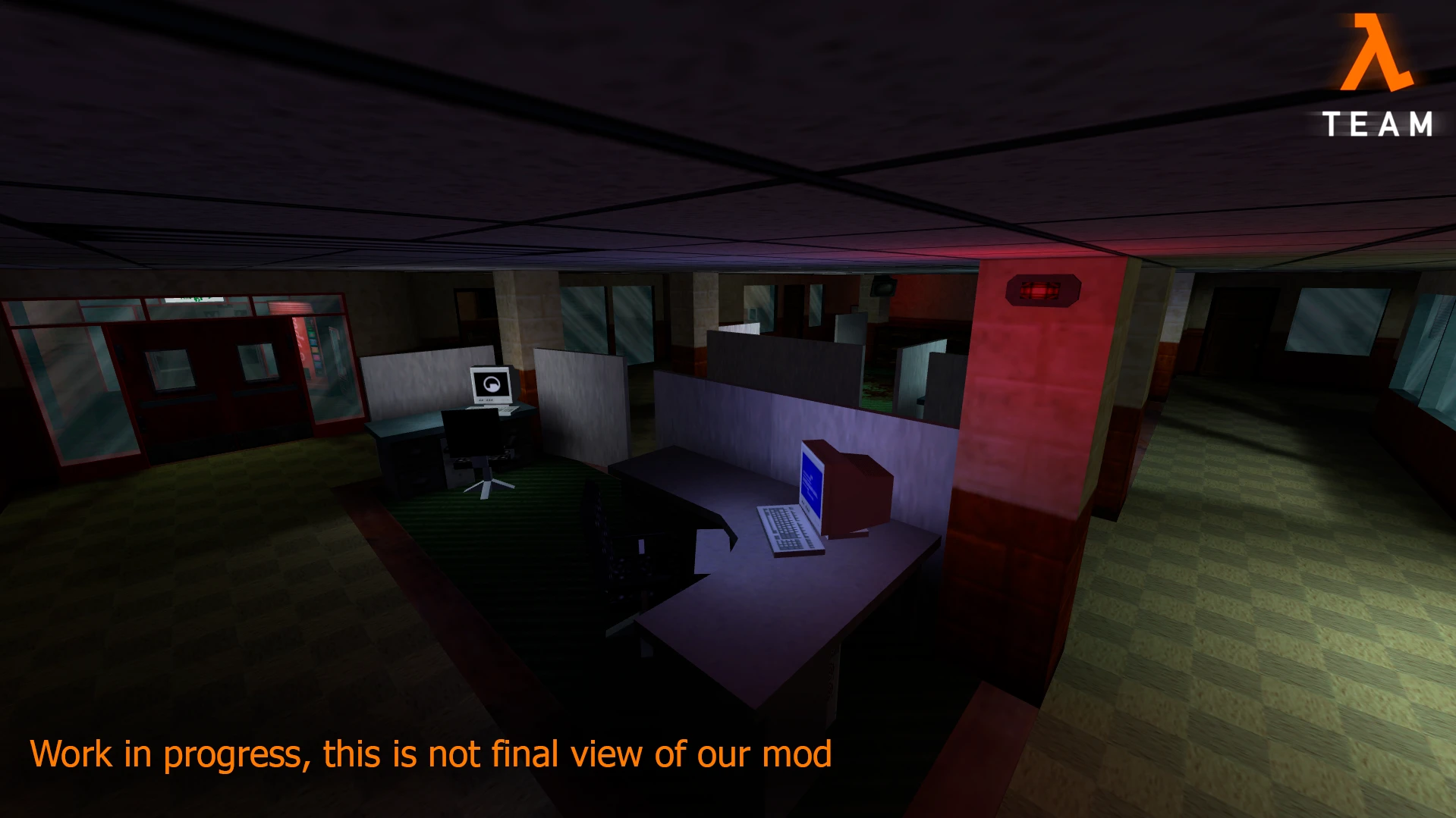 Cubículos de oficina desiertos y con poca luz, con computadoras antiguas y luz de emergencia roja en el mod Black Mesa para Half-Life 1998