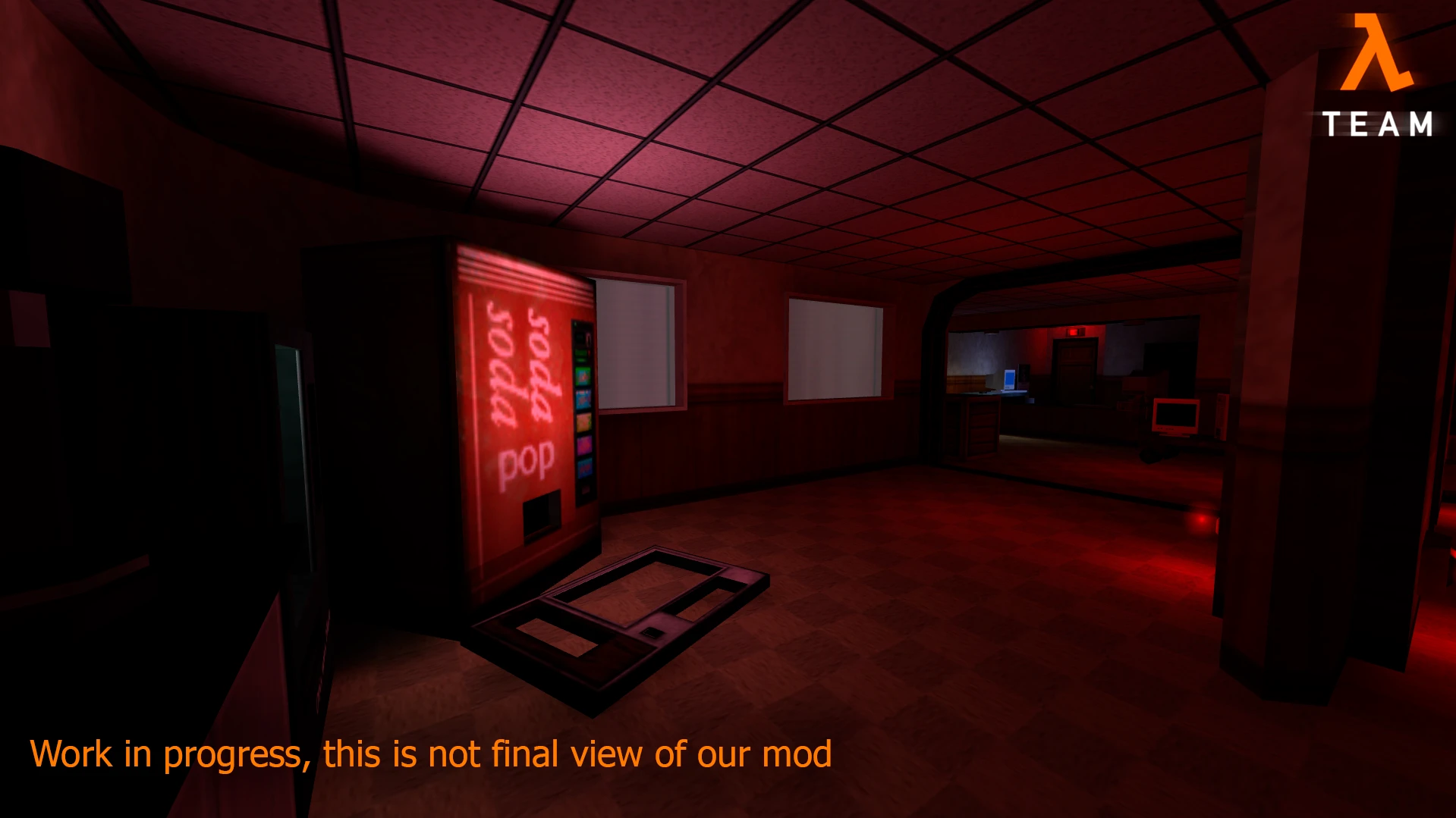 Habitación con iluminación tenue en rojo y máquina expendedora de refrescos en mod Black Mesa Classic de Half-Life