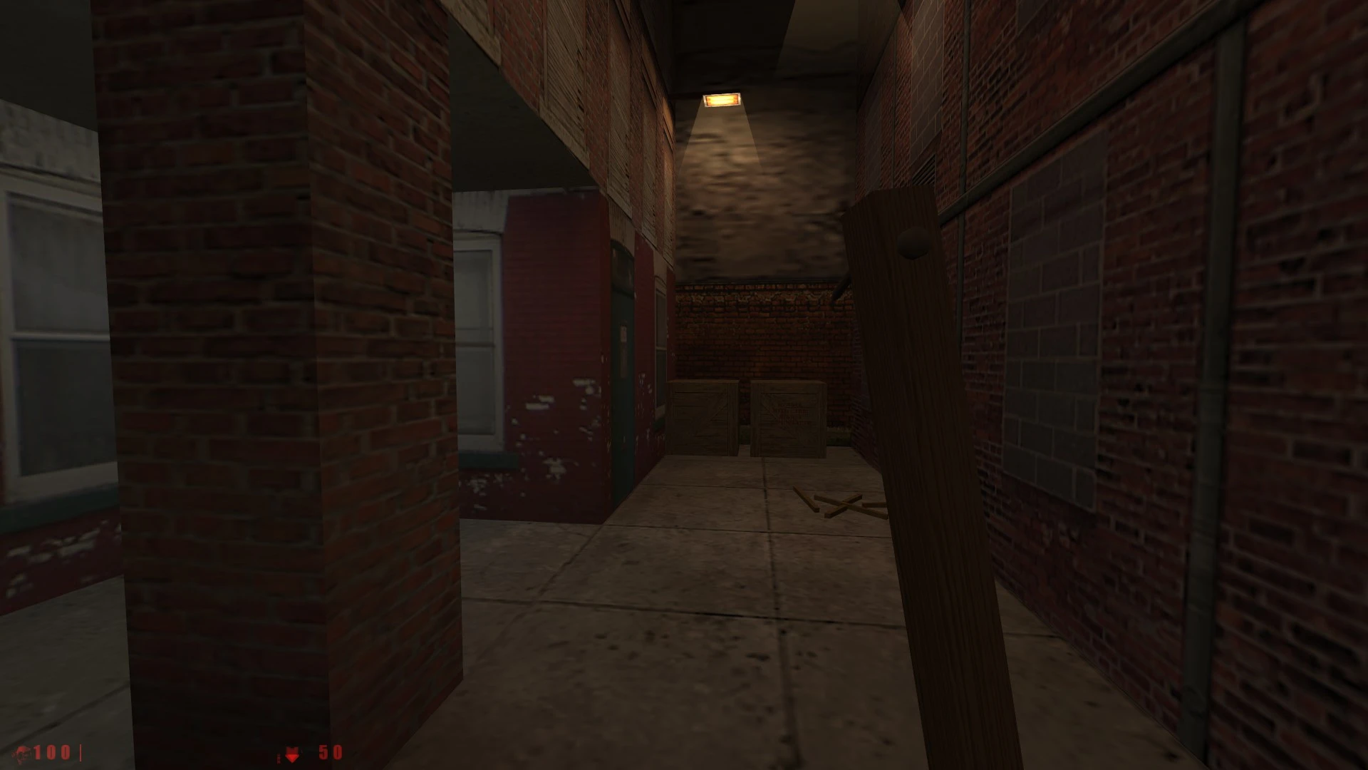 Vista de un callejón estrecho de ladrillo con cajas de madera y una barra de palanca de madera en el mod Half-Life Black Ops
