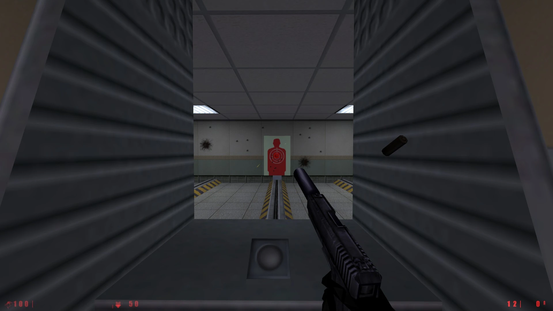 Jugador apunta con pistola silenciada a objetivo rojo en campo de tiro en mod Half-Life Black Ops