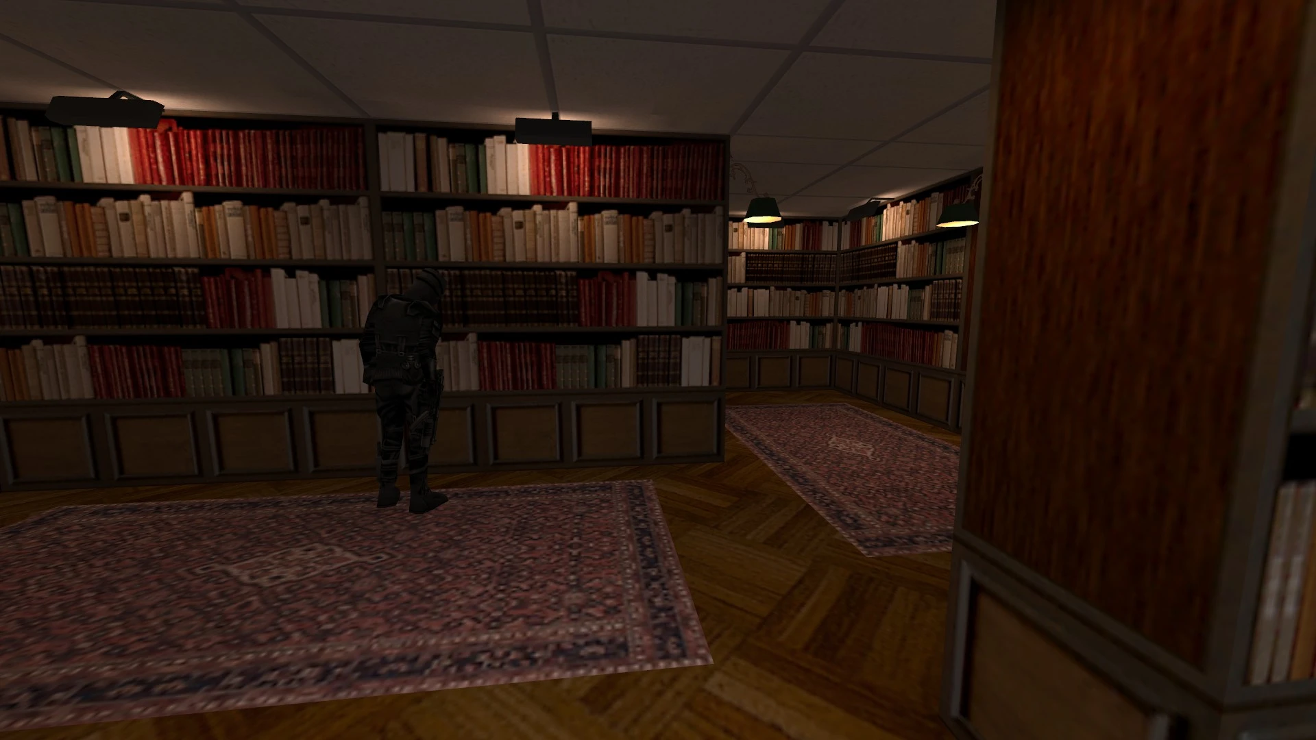 Un personaje con equipo táctico negro está en una biblioteca poco iluminada con estanterías altas en mod Half-Life Black Ops