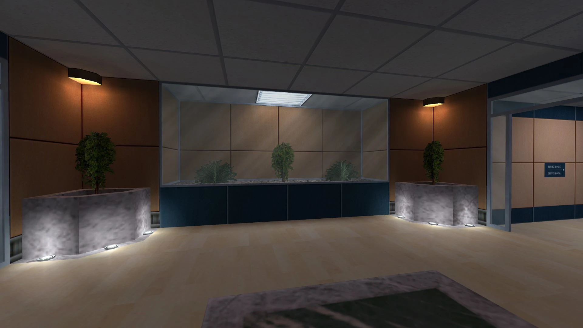 Interior del mod Half-Life Black Ops con un pasillo de oficina limpio, plantas en macetas bajo luces de pared y una vitrina de cristal