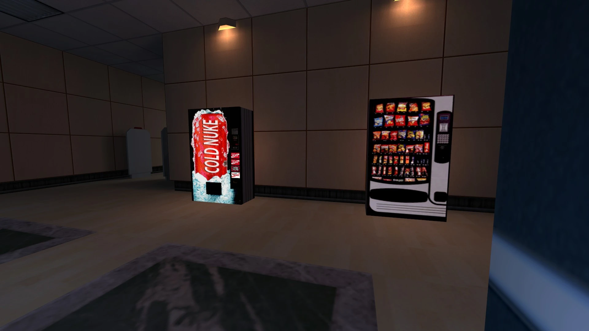 Dos máquinas expendedoras en un pasillo de edificio del mod Half-Life Black Ops, una con bebidas etiquetadas Cold Nuke