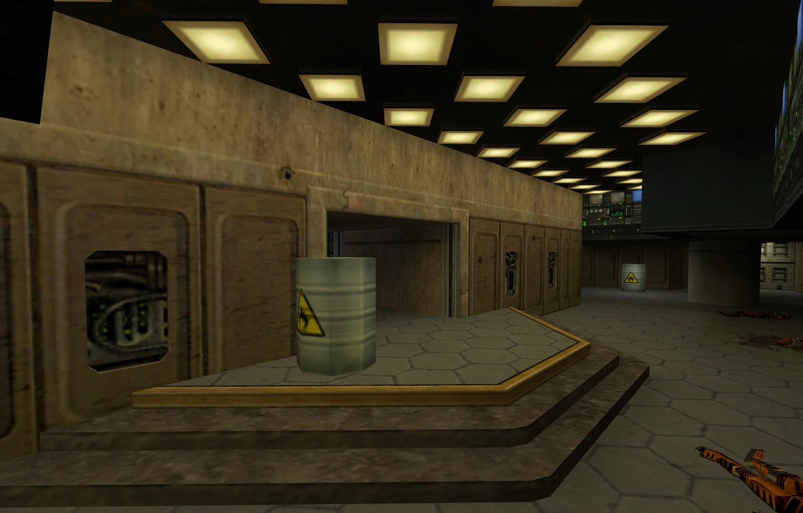 Słabo oświetlone pomieszczenie sterowni z dwoma beczkami oznaczonymi jako niebezpieczne i ciałem na podłodze w modzie Brutal Half-Life