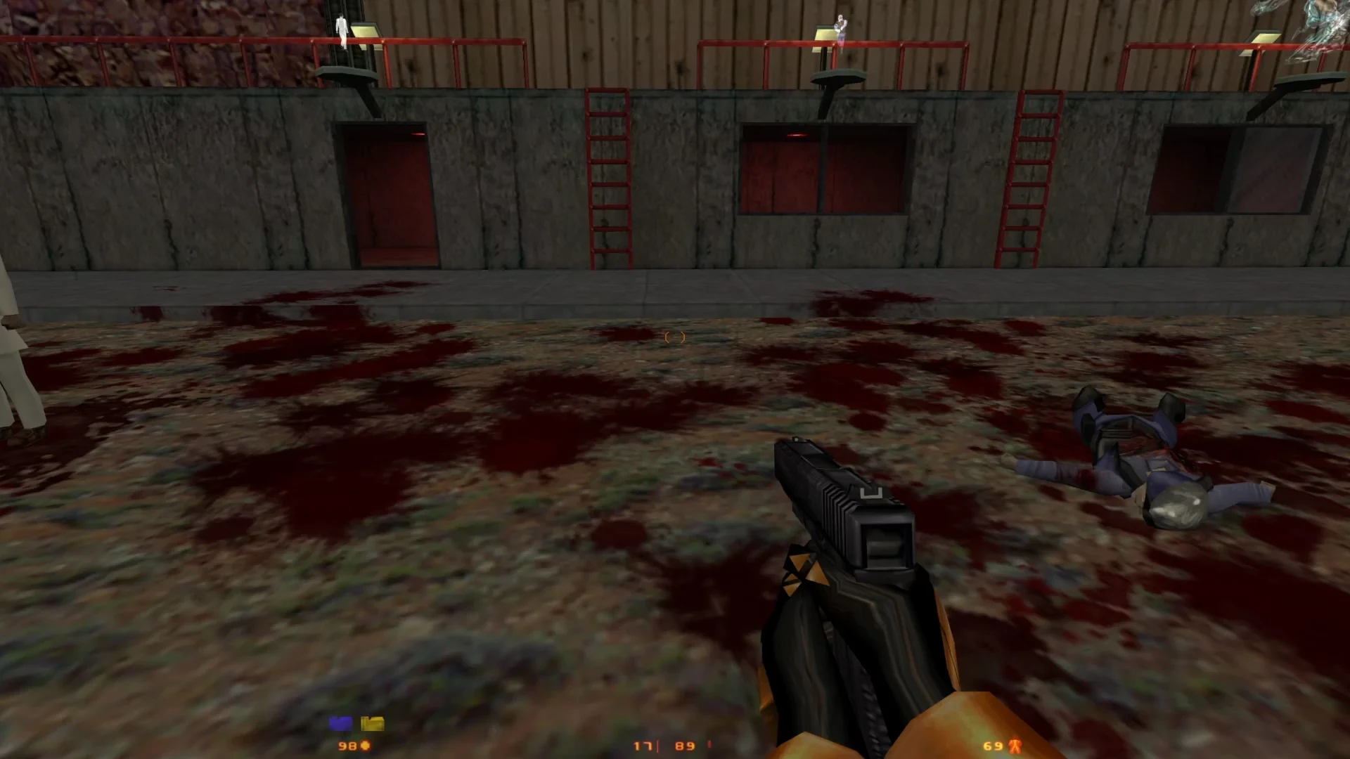 Widok z pierwszej osoby z pistoletem, krwią na ziemi i poległym żołnierzem w modzie Brutal Half-Life