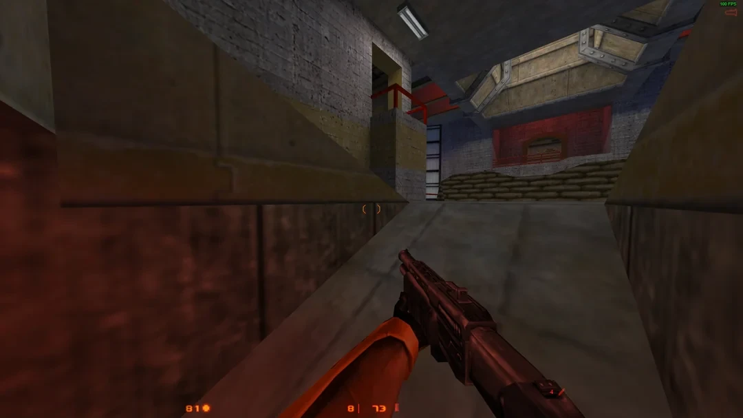 Gracz trzyma pistolet maszynowy w wąskim industrialnym korytarzu w modzie Brutal Half-Life