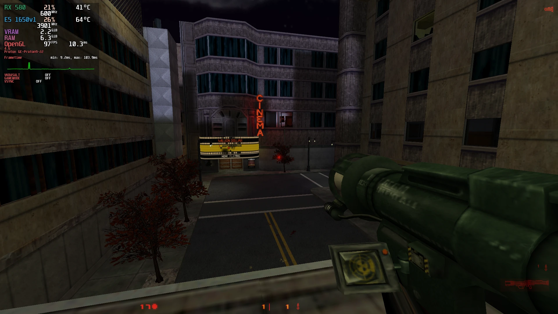 Widok z pierwszej osoby celujący z wyrzutni rakiet na ulicę centrum z kinem w modzie Brutal Half-Life