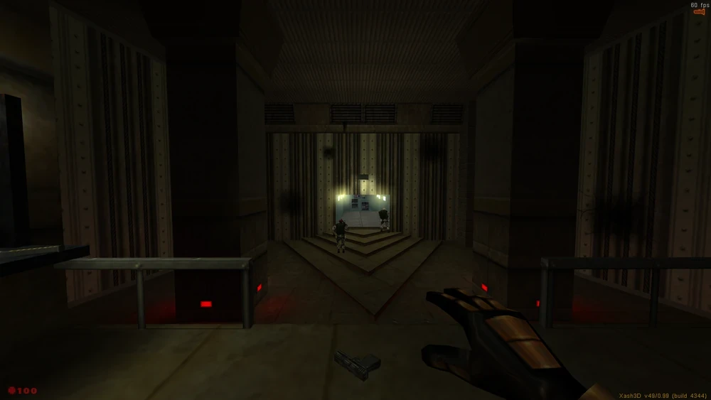 Widok z pierwszej osoby na dwóch przeciwników w ciemnym przemysłowym korytarzu w modzie Brutal Half-Life