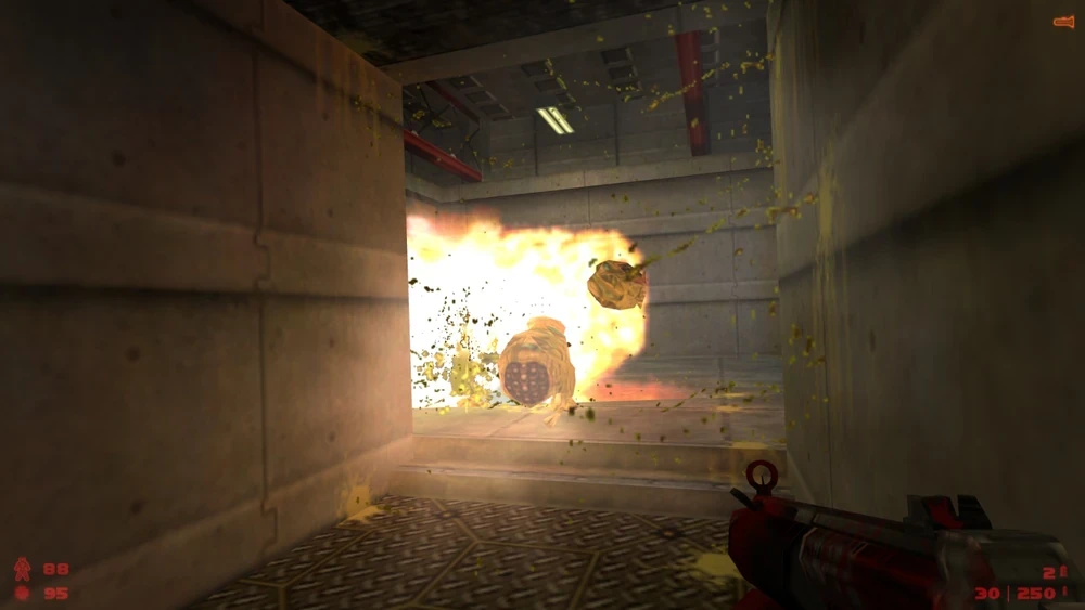 Widok z perspektywy pierwszej osoby, gracz strzela z karabinu powodując eksplozję w wąskim korytarzu w modzie Brutal Half-Life