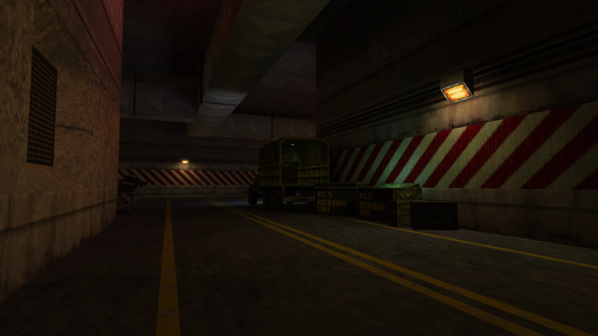 Un túnel subterráneo con poca luz del mod Catharsis de Half-Life con un camión militar y cajas apiladas