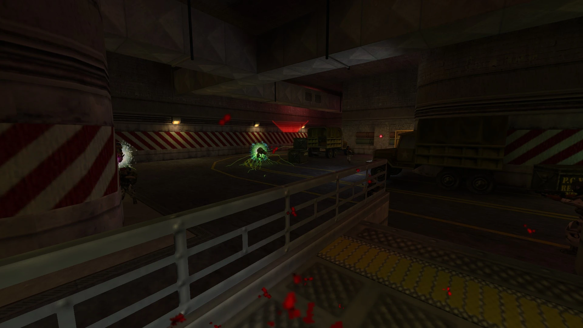 Jugadores en combate dentro de un almacén industrial con camiones, cajas y efectos de energía en el mod Catharsis de Half-Life