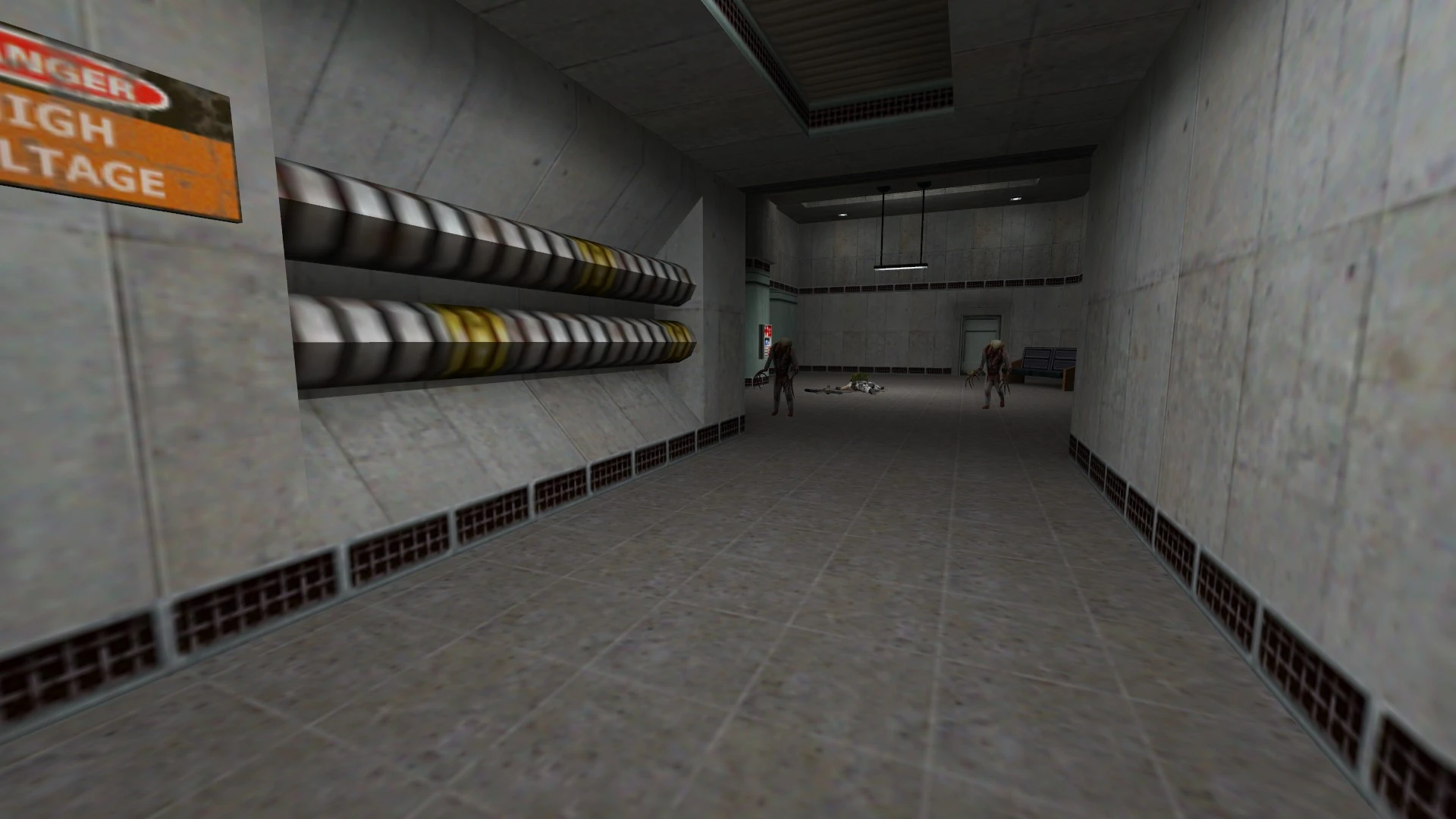 Pasillo de concreto con advertencia de alto voltaje, dos monstruos se acercan, un personaje muerto está junto a una puerta en el mod Catharsis de Half-Life