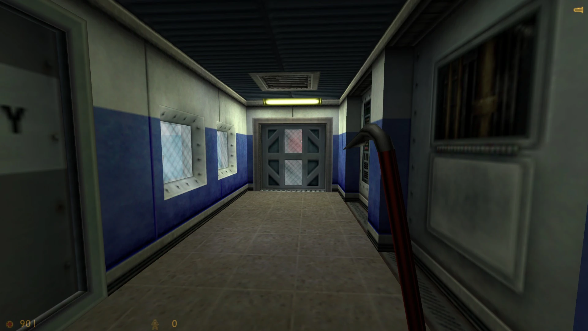 Jugador sosteniendo una palanca en un pasillo estrecho azul y gris con puertas metálicas en el mod Half-Life Catharsis