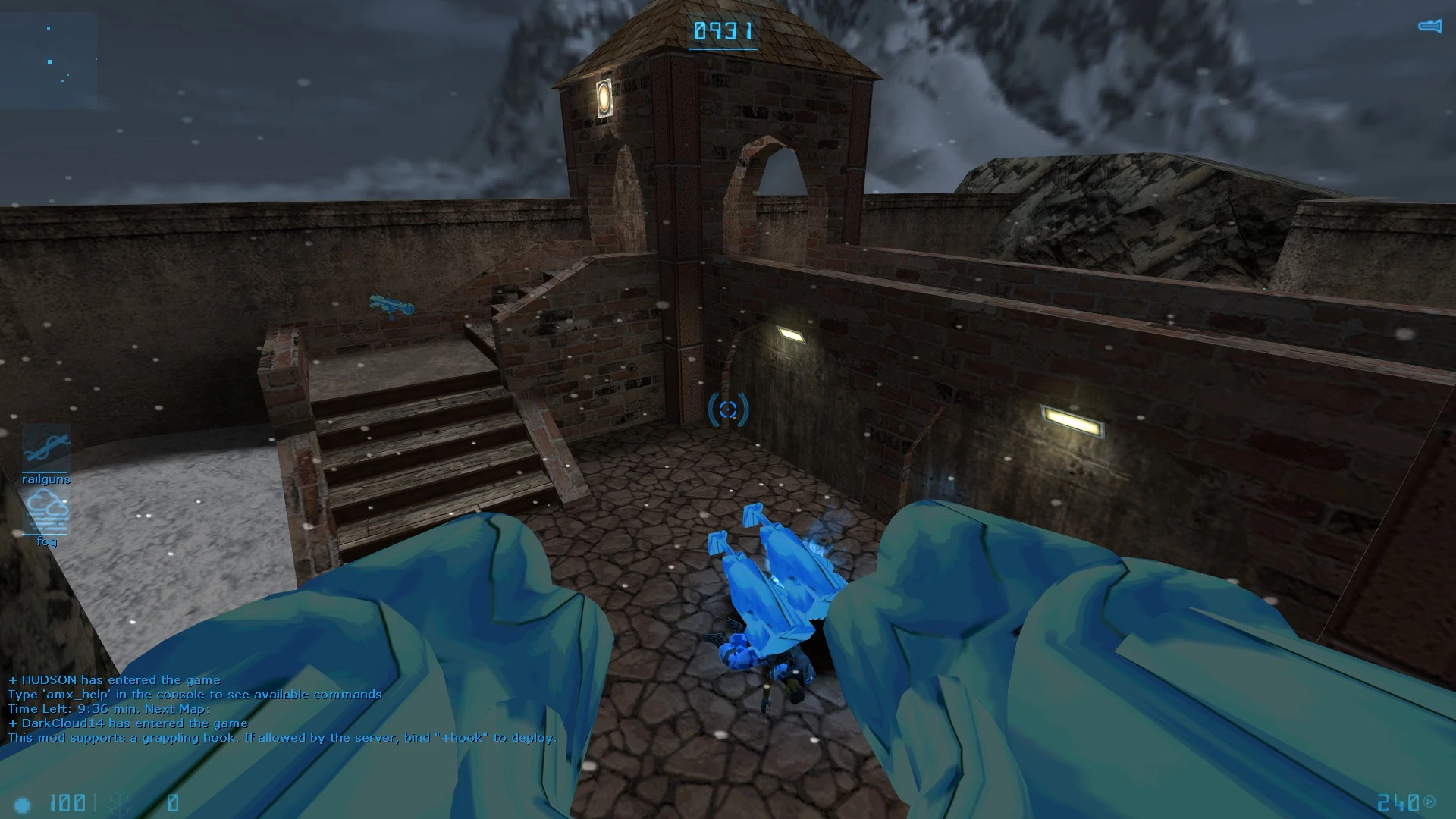 Vista del jugador en el mod Cold Ice Remastered de Half-Life mostrando guantes azules y un patio nevado con muros de ladrillo
