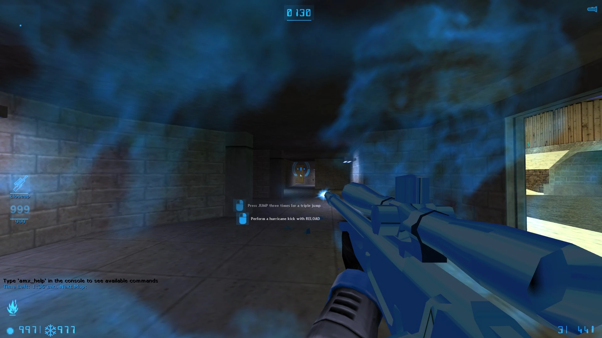 Vista en primera persona con un arma azul y bordes de pantalla helados en el mod Cold Ice Remastered para Half-Life