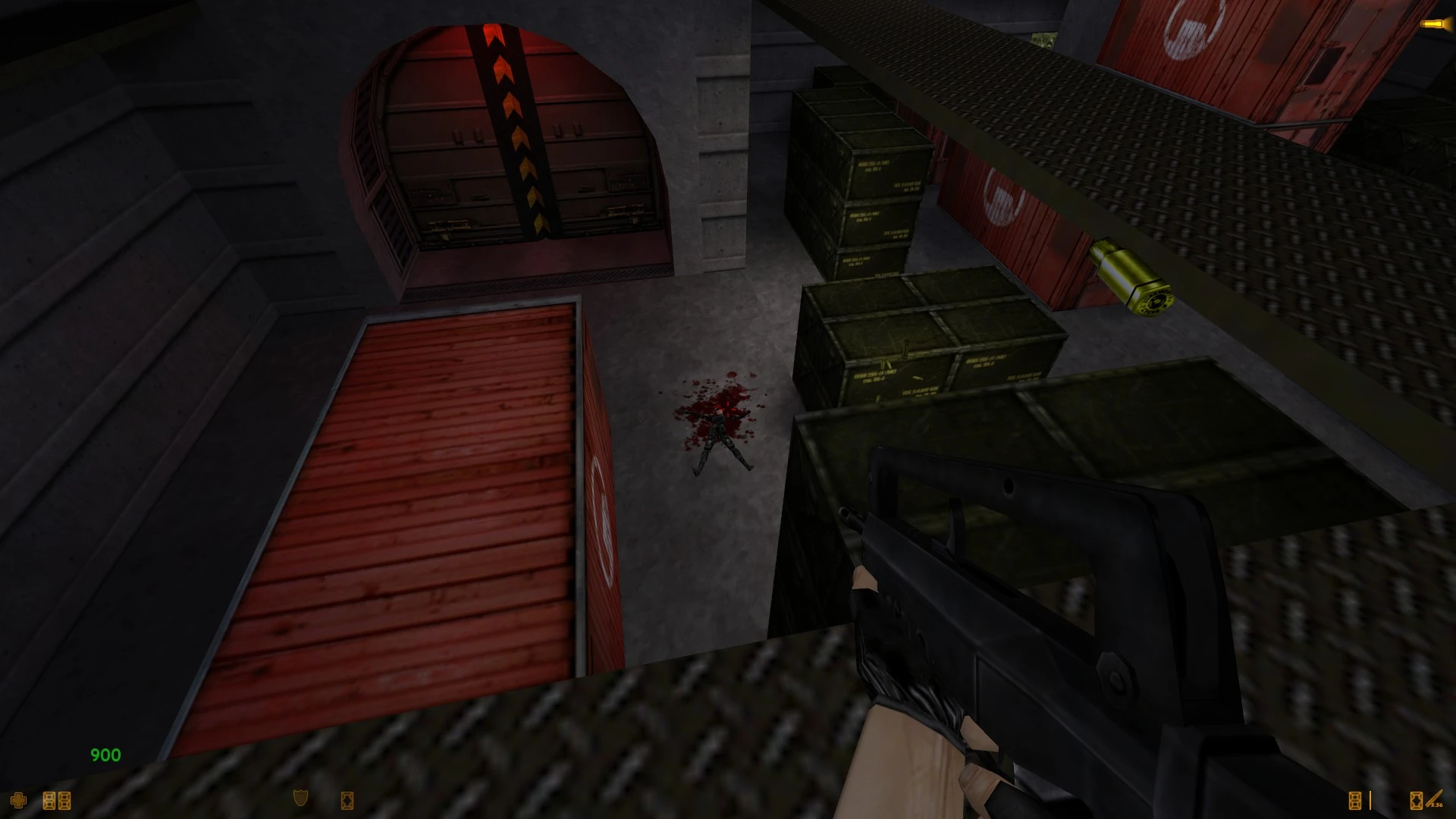 Widok z pierwszej osoby z karabinem celującym nad metalowymi kładkami, skrzyniami i zakrwawioną postacią w modzie Counter-Life do Half-Life