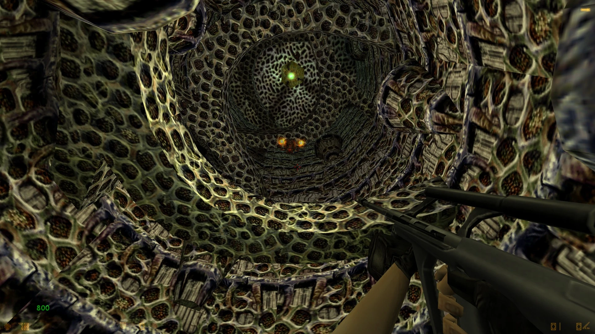Widok z pierwszej osoby gracza trzymającego strzelbę wewnątrz obcego tunelu o wzorze plastra miodu w modzie Counter-Life do Half-Life