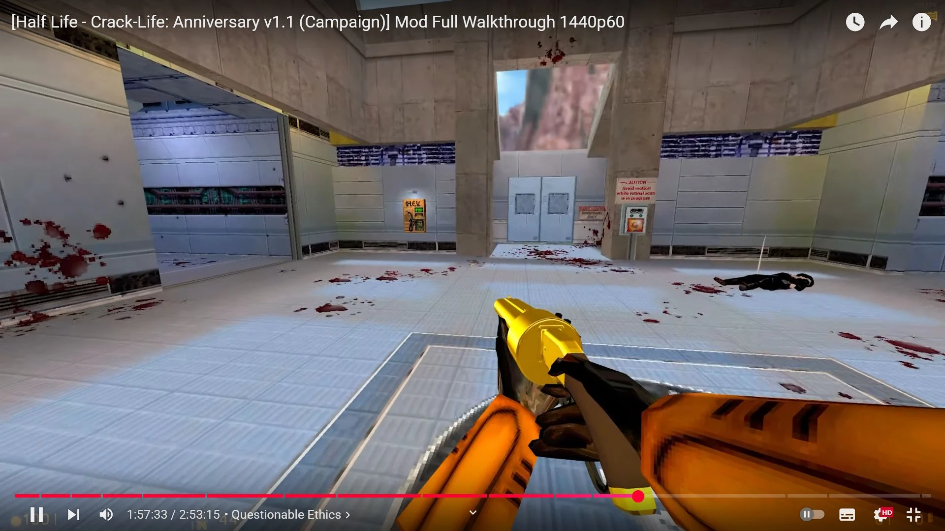 Erste-Person-Sicht im Half-Life Crack-Life Mod mit orange gekleideter Figur und goldenem Gewehr in blutbeflecktem futuristischem Gebäude