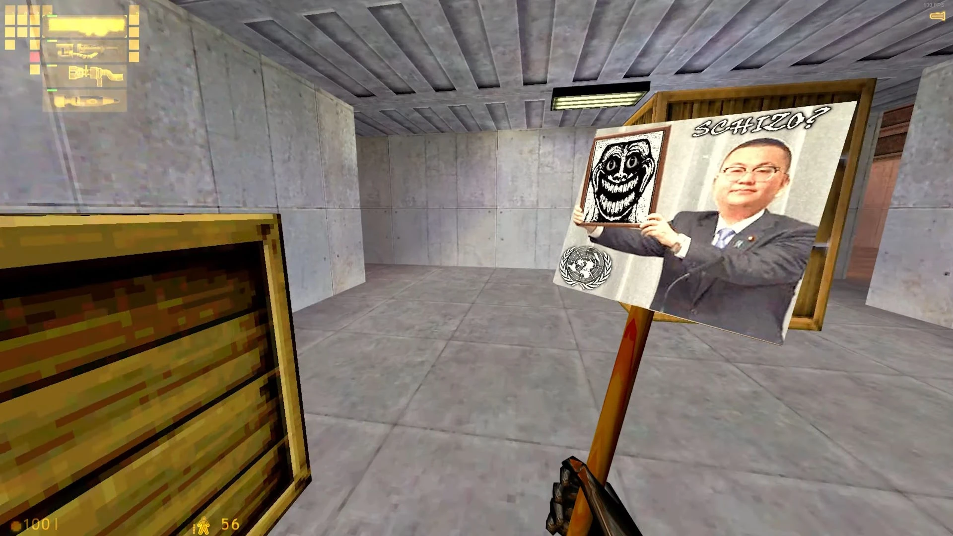 In-Game-Screenshot zeigt eine Nahkampfwaffe aus Holz mit verrücktem Schild in einem grauen Betonraum im Half-Life Crack-Life-Mod